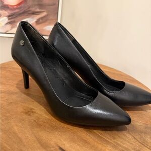 LN Women’s Black High Heels Calvin Klein Size 4 Hard To Find